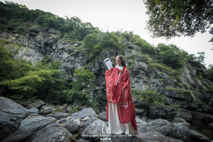 哈巴雪山发生滑坠事故一登山者遇难,登山者已全部下撤,是否禁攀尚待通告