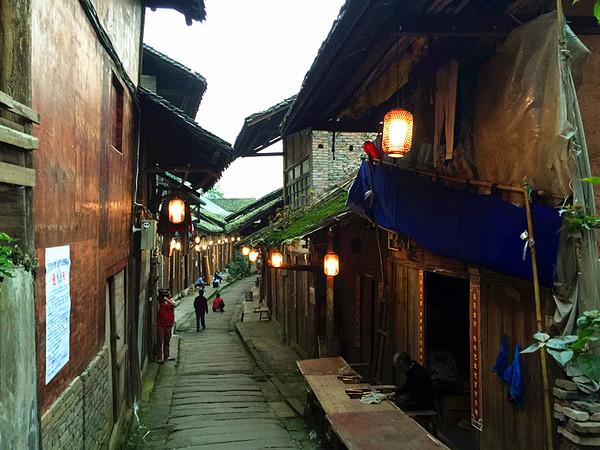 14岁王诗龄杂志大片曝光，李湘王岳伦合体护航，去英国后更洋气